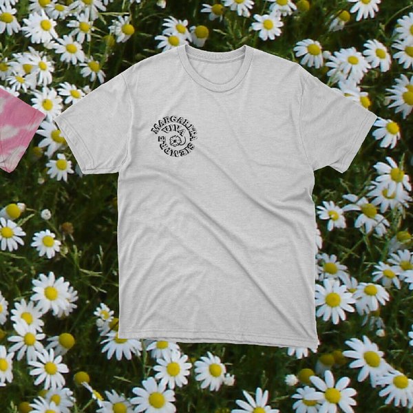 Camiseta blanca estampada logo frente merch Margarita Siempre Viva