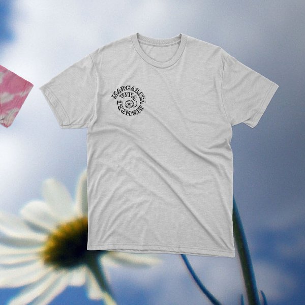 Camiseta blanca estampada logo frente merch Margarita Siempre Viva